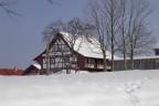 Altes Fachwerkhaus „Bäule“ wieder aufgebaut beim Heimatmuseum Freiamt tief verschneit im Winter