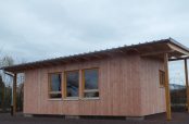 Holzhaus mit Pultdach Traufseite mit Bekleidung aus heimischer Douglasie