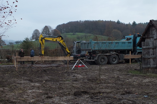 Bagger und LKW heben die Fundamente aus