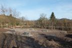 Die fertig gegossenen Betonfundamente auf dem Bauplatz des Waldkindergartens Sexau