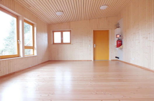 Eingangsbereich des Waldkindergartens mit Douglasienboden, Fichte Wand- und Deckenbekleidung