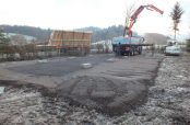 Aufgebauter Kran auf dem Bauplatz des Waldkindergartens