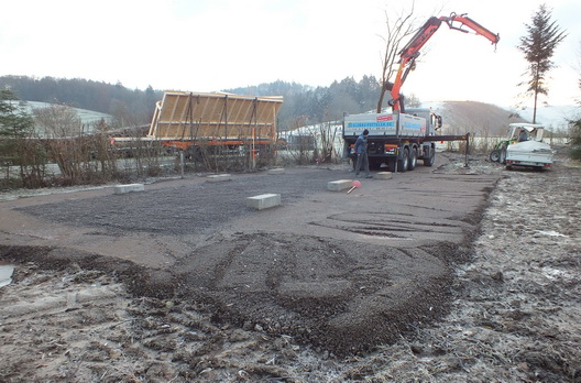 Aufgebauter Kran auf dem Bauplatz des Waldkindergartens