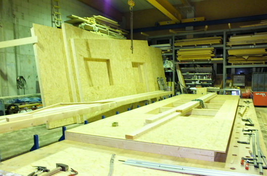 Holzrahmen mit OSB beplankt auf einem Montagetisch