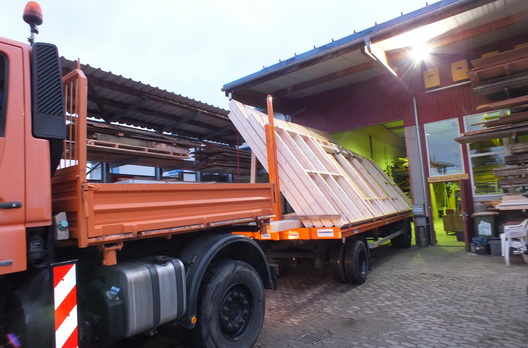 Unimog mit vorgefertigten Wänden auf dem Anhänger