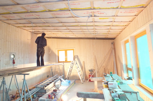 Ausbau des Waldkindergartens mit fertigen Wänden vor der Montage der Akustikdecke