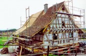 Die Dachdeckung erfolgte mit alten handgestrichenen Biberschwanzziegeln als Doppeldach.