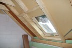 Holzkonstruktion Dach im Rohbau mit Aufsparrendämmung im Bereich des Dachfensters ‚Roto Designo R8‘
