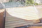 Robinie Terrasse mit Metallgeländer auf einem Balkon über dem Erker in der Freiburger Unterwiehre