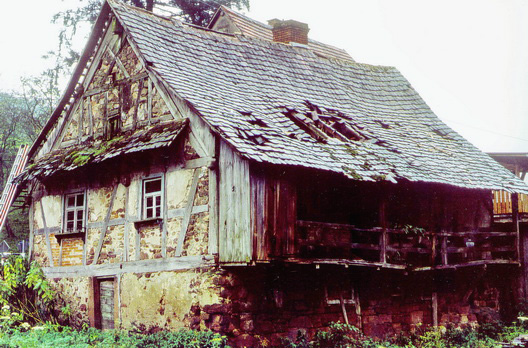 Das „Bäule“ (Dialekt ‚kleiner Bau’) bevor mit dem Abbau begonnen wurde, von der Rückseite.