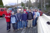 Kinder der freien Waldorfschule Freiburg St. Georgen sorgen für fröhliche Abwechslung während der energetischen Sanierung des Flachdachs