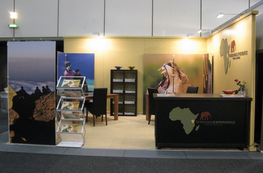 Ein Messestand für Tanzania Experience auf der ITB Berlin. Der Reiseveranstalter ist Spezialist für Safaris in Tanzania.