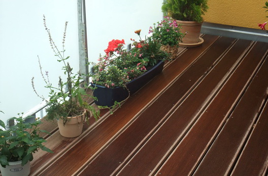 Terrassenbelag Holzart Bangkirai mit am Holzrost befestigtem Geländer